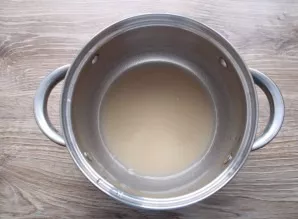 Pour water into the pot and add agar-agar, leave for 40 minutes.