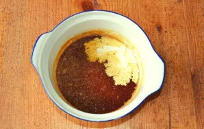 Remove the caramel from the heat and pour in the cream. Mix everything thoroughly.