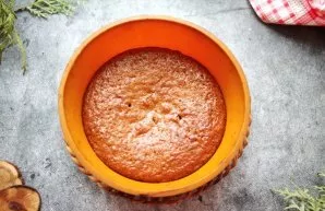 Put the form in a hot oven and bake at a temperature of 180 degrees for 35-45 minutes until cooked. When you pierce the cake with a match...