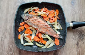 Mix the vegetables and place the trout on top.