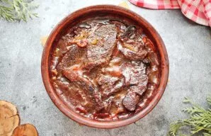 After a while, remove the tin from the oven, remove the foil, add chopped garlic and simmer the cheeks for another 30-50 minutes to the d...