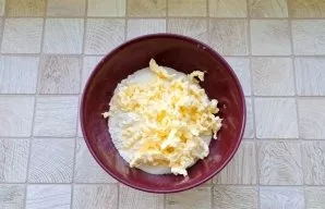 Grate the cold butter directly in a bowl with flour, sugar and baking powder.