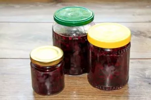 Close the jars of jam with ready-made dry lids. Let the jam cool completely.