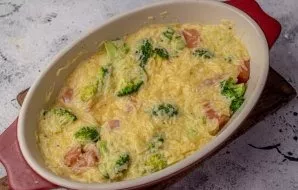 Pour the mass over the fish and broccoli. Put to bake in a preheated oven at 180 degrees for 25-30 minutes