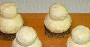 With wet hands we collect the cheese-egg mass and form 8 balls from it. Four larger balls for the torso and four smaller ones for the hea...