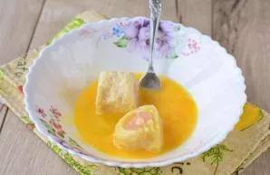 Soak the rolls in beaten eggs.