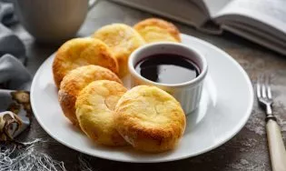 Once cooked, the curds have a delicious golden crust and are very tender inside. Serve them with your favorite syrup or sour cream.