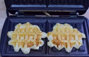 Close the lid and bake the cottage cheese for 2-3 minutes until golden brown.