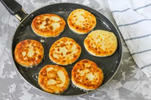 After turning over to the other side, reduce the fire to a minimum so that the curds are perfectly cooked inside.