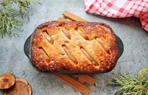 Sprinkle the casserole with sugar and place in a hot oven. Bake cottage cheese casserole with cinnamon at a temperature of 180 degrees fo...