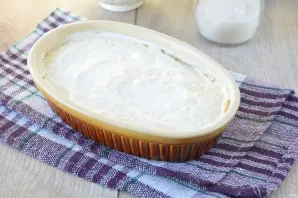 Smear the surface with sour cream and place in the oven.