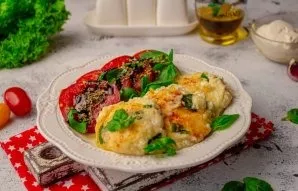 When serving, cut the tomato into circles, put on a plate, put garlic cut into thin slices on top. Sprinkle with dried oregano and sprink...