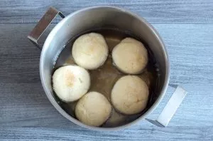 Heat vegetable oil in a pan or saucepan. Reduce heat to medium. Immerse the prepared donuts. Cook, turning over, for 7-10 minutes.