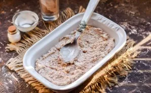 Grease the shape of the oven with butter, lay out a chocolate layer of curd mass.