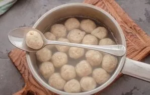 Boil 1.5-2 liters of water, salt, lay out the blanks and cook for 3-5 minutes from the moment they come out. While doing this, stir gently.