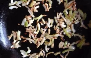 And in the oil remaining from the frying of the chicken, fry the onion until a light golden color.