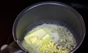 Put butter and finely chopped garlic in a deep saucepan. Wait a few minutes.