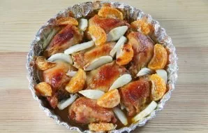 Bake at a temperature of 180 degrees for about 45 minutes. The chicken in tangerines is ready!
