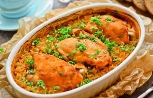 After a while, serve chicken and rice on the table, sprinkled with your favorite chopped herbs.