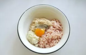 Beat the egg, salt, and dry basil.