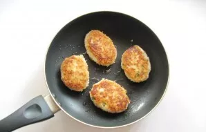 Fry the cutlets on both sides until golden brown.