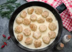 After boiling, simmer the cutlets for another 2 minutes, remove from heat and serve.