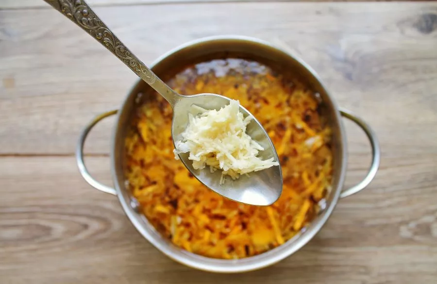 Peel and chop the garlic, finely chop the chili and add everything to the pot. Salt the soup, add pepper and cook for 25-30 minutes until...