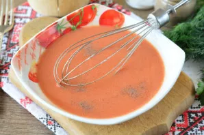 Stir the sauce well so that there are no lumps, add salt and black pepper to taste.