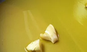 Put the garlic in the oil heated in the pan and fry for 2 minutes to increase the aroma.