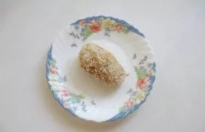 Roll the zrazus in breadcrumbs.