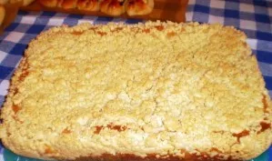 To prepare the crumbs, mix 180 g of margarine, 180 g of sugar and 200 g of flour with a mixer. Line the baking sheet with baking paper, r...
