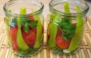 We put pepper cut into strips on the sides of the jar, and we put a few more sprigs of parsley on top of the tomatoes.