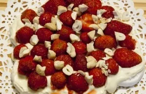 Peel the walnuts and, if desired, chop them to a medium size. Place the nuts on the cake, spreading them evenly over the surface.