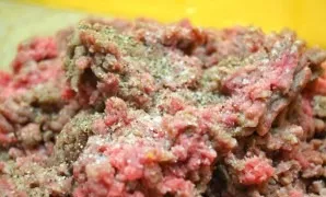 In a separate bowl, salt and add pepper to the mince, stir.