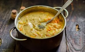 We boil the soup for 20 minutes and pour vinegar, stir.