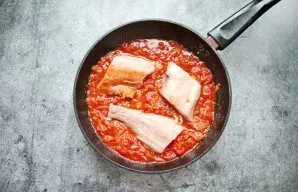 Mix everything, put the fish fillet, cut into pieces. Cover the pan with a lid, reduce heat and simmer for 5 minutes.