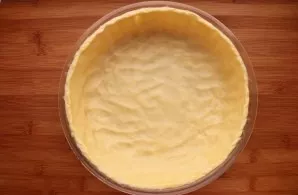 Roll out the cooled dough lightly and put it in a greased baking sheet, forming the sides with your hands. Beat the dough with a fork and...