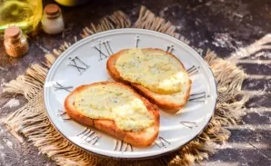 Grease the toast with sauce and serve.