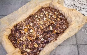 Line the baking sheet with baking paper and transfer the dough. Bake the cake in an oven preheated to 180 degrees for 35-40 minutes.