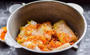 Lay out a few cabbage leaves on the bottom of the cauldron, put pigeons on top, you can put a little fried carrots and onions.