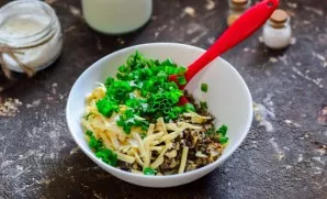 Grind the mushrooms with a blender, add finely chopped onion leaves and grated hard cheese to the mushrooms. Season the filling with salt...