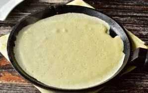 Pour the dough into the pan, distribute the dough over the entire pan.