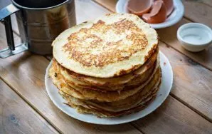 Put the finished pancakes in a pile on a plate.
