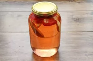 Pour strawberries and pears with syrup and immediately roll up.