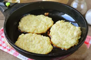 Heat a little oil in a pan, lay out the pancakes, pressing lightly with a spoon to form thin pastries. Start baking pancakes over medium ...