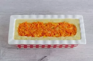 And the last layer  carrots-onions. Press it with a spoon and put it in a preheated oven to 180 degrees and bake for about 30 minutes.