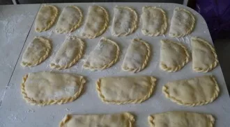 Cover the filling with dough and press the edges tightly so that the filling does not leak out during baking. I managed to make such a br...