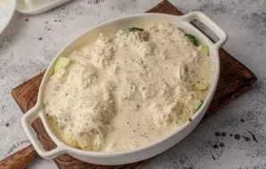 Fill with ready-made sauce. The sauce should completely cover the vegetables.