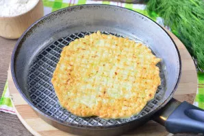 Bake cakes for 3-4 minutes on each side until golden brown. So fry all the cakes, adding a little oil to the pan.