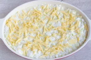 Sprinkle the top with grated cheese and place in an oven preheated to 180 degrees for 30 minutes.